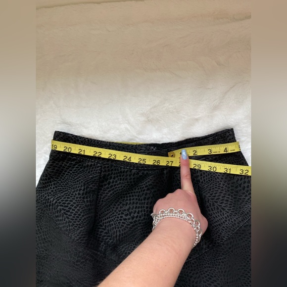 Women’s vintage black leather high waisted snake print skirt - Picture 12 of 13